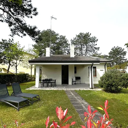 With Shared Pools And Garden ヴィラ *