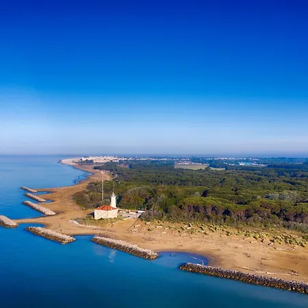 With Shared Pools And Garden ヴィラ