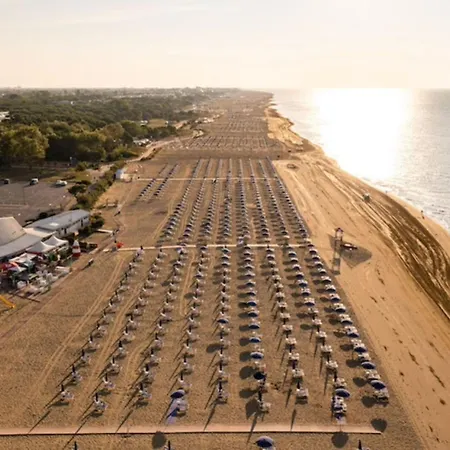 With Shared Pools And Garden ヴィラ *