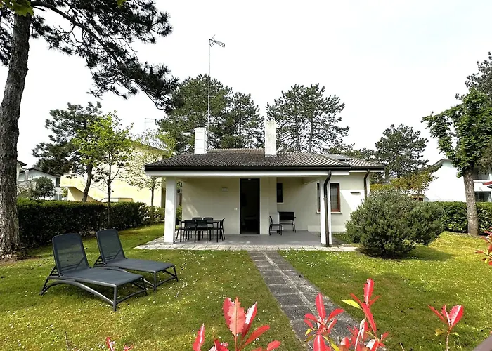 With Shared Pools And Garden 빌라 *